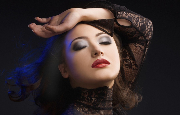 Tutorial for Bronzed Skin with Bright Lips (2)